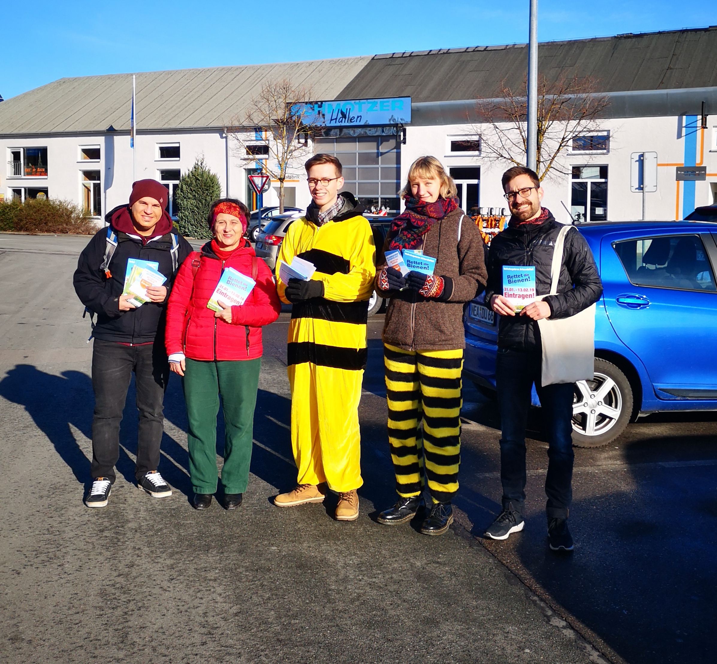 Im Bienenköstum fürs Bienenbegehren