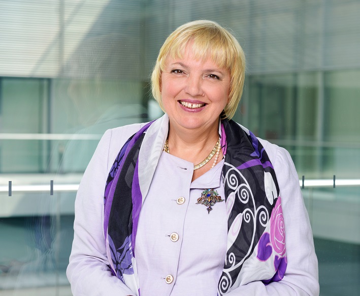 Claudia Roth im Uffenheimer Altstadtmarkt